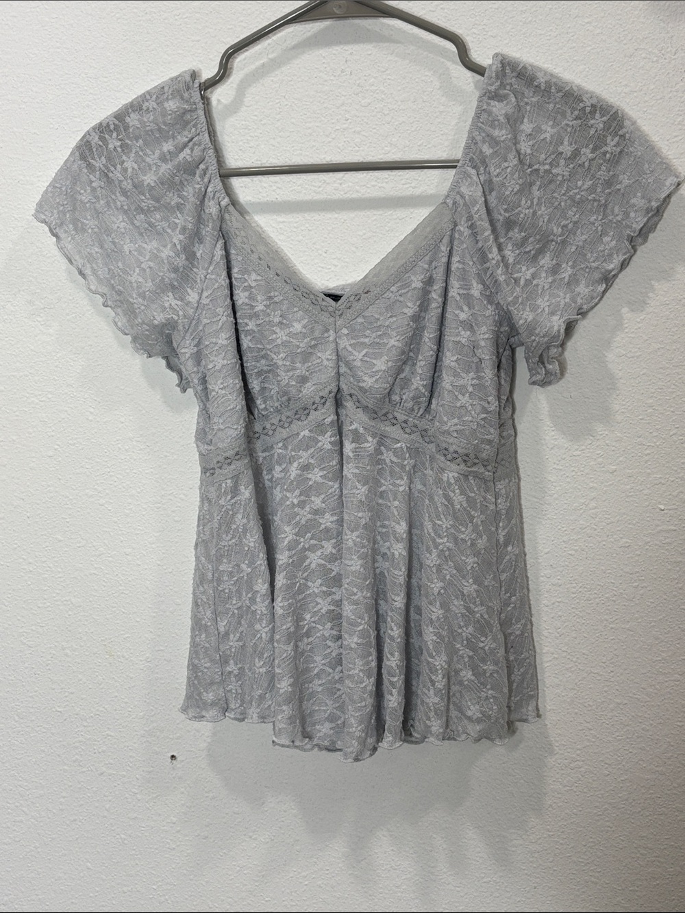 Heart Hips Light Gray Lace Flutter Sleeve Tunic